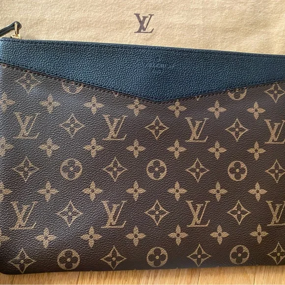 Louis Vuitton daily pouch - Picture 12 of 17